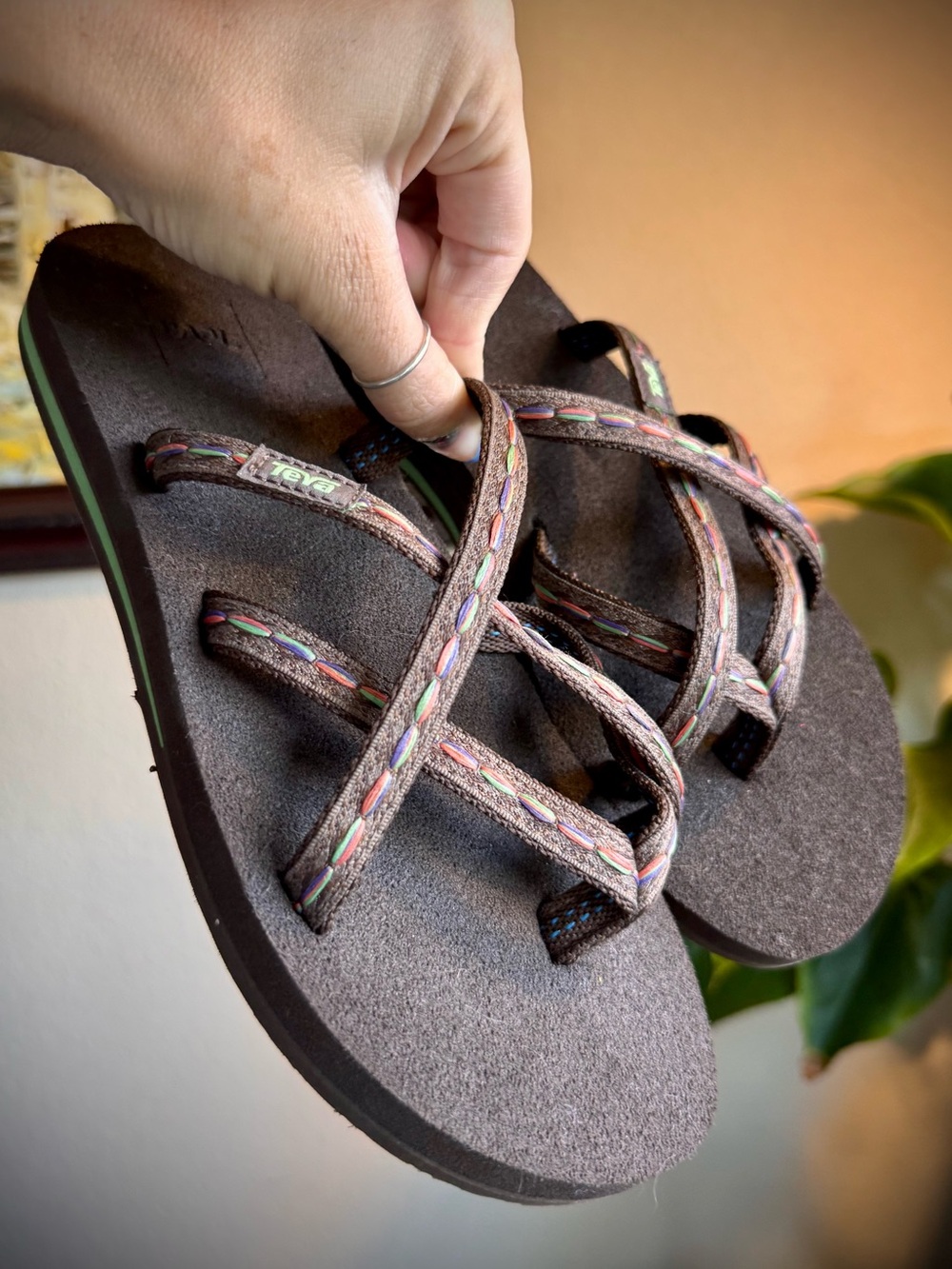 Teva Olowahu Brown Strappy Foam Sandals Flip Flops Shoes 7